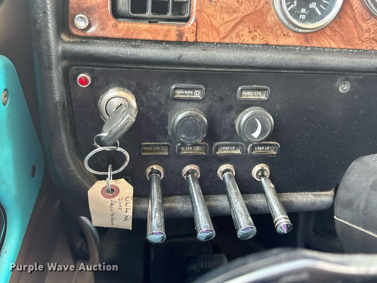 image for item EN4581 2005 Peterbilt 379 semi truck