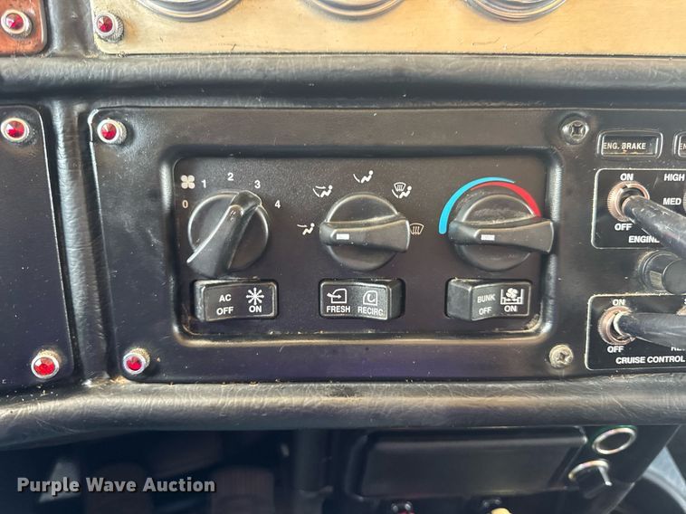 image for item EN4581 2005 Peterbilt 379 semi truck