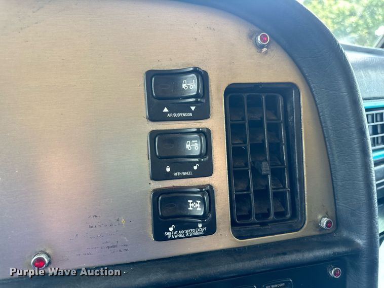 image for item EN4581 2005 Peterbilt 379 semi truck