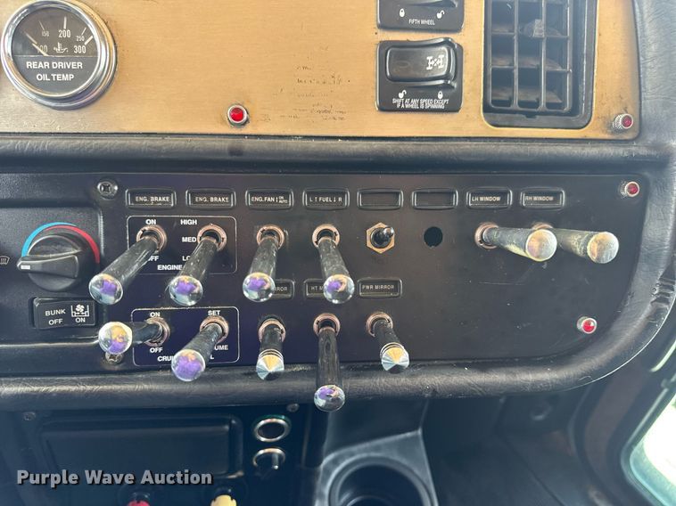 image for item EN4581 2005 Peterbilt 379 semi truck