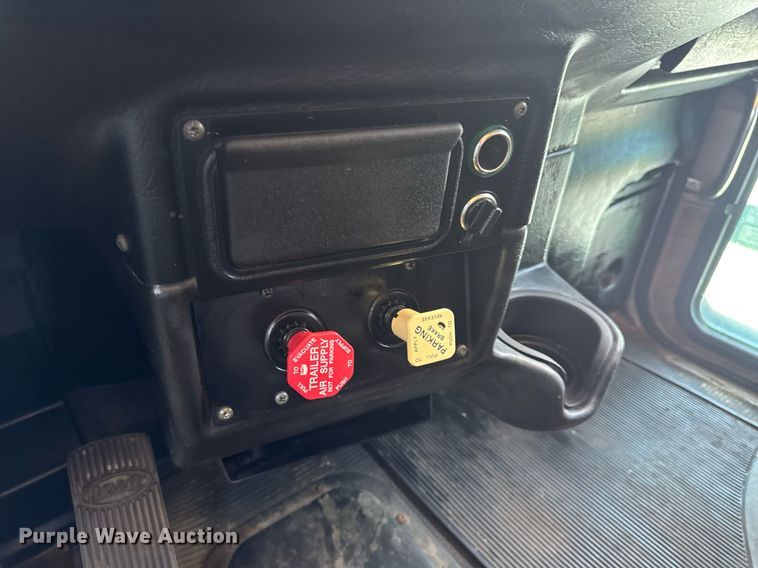 image for item EN4581 2005 Peterbilt 379 semi truck