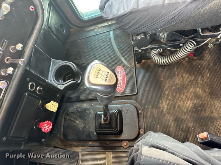 image for item EN4581 2005 Peterbilt 379 semi truck