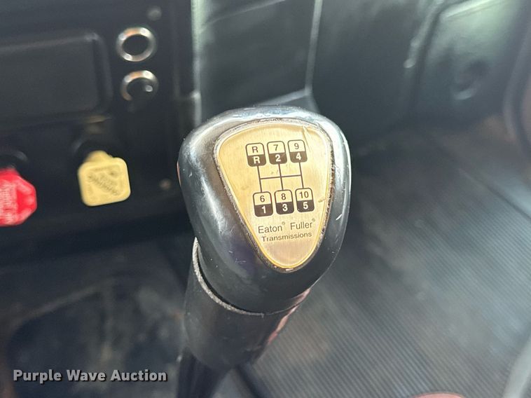 image for item EN4581 2005 Peterbilt 379 semi truck