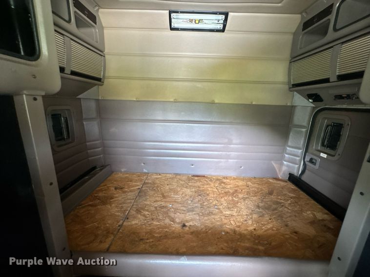 image for item EN4581 2005 Peterbilt 379 semi truck