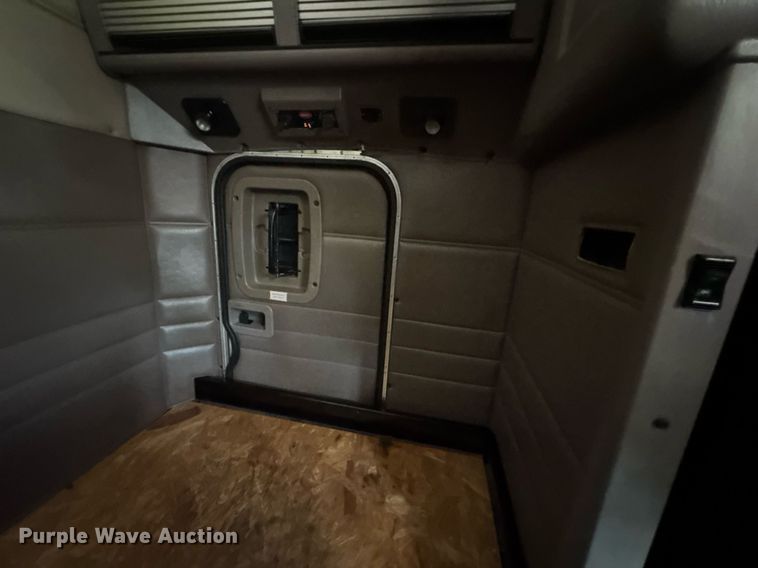 image for item EN4581 2005 Peterbilt 379 semi truck