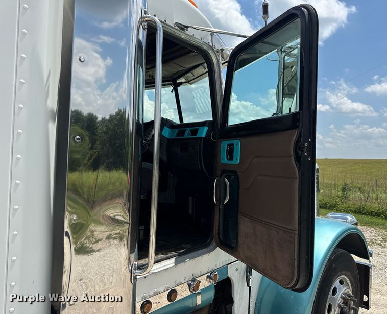 image for item EN4581 2005 Peterbilt 379 semi truck