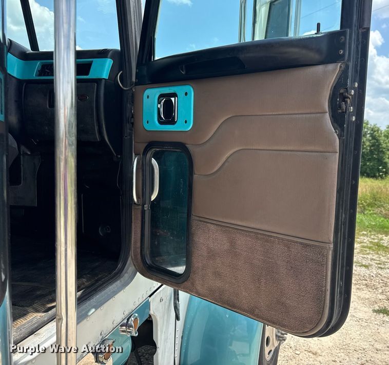 image for item EN4581 2005 Peterbilt 379 semi truck