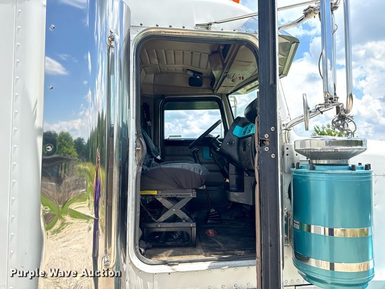 image for item EN4581 2005 Peterbilt 379 semi truck