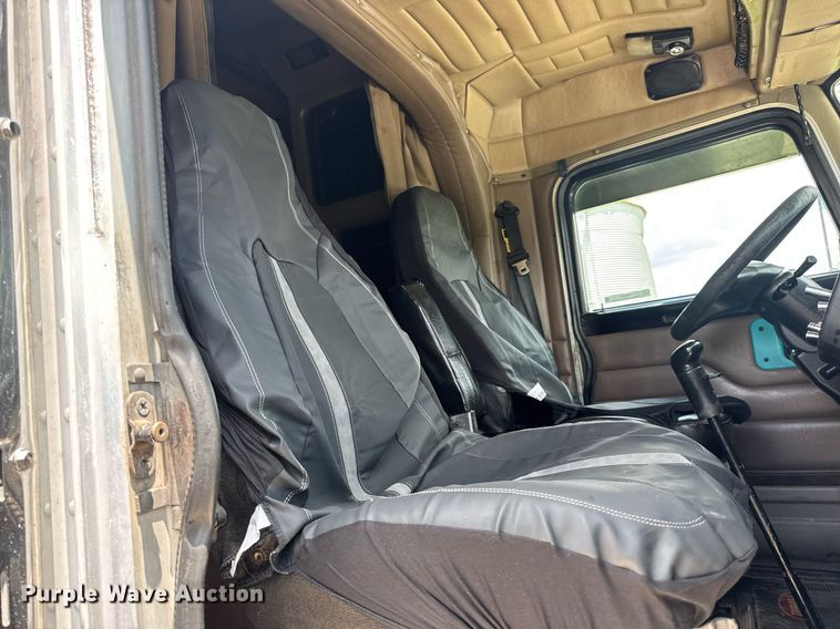 image for item EN4581 2005 Peterbilt 379 semi truck