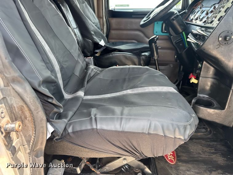 image for item EN4581 2005 Peterbilt 379 semi truck