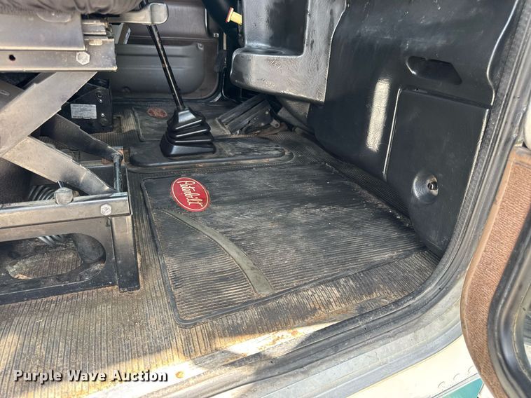 image for item EN4581 2005 Peterbilt 379 semi truck