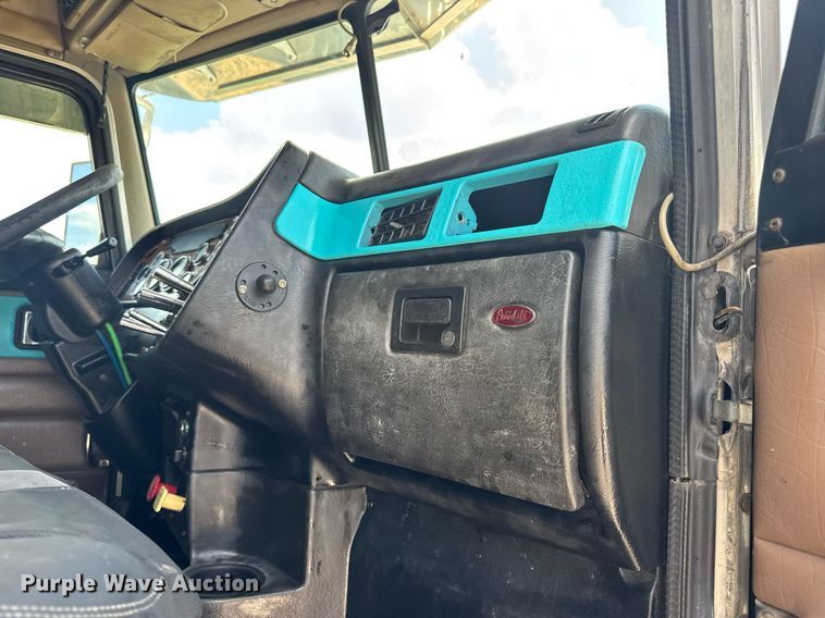 image for item EN4581 2005 Peterbilt 379 semi truck