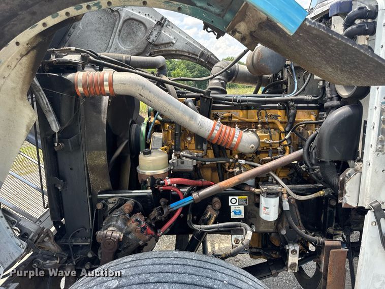 image for item EN4581 2005 Peterbilt 379 semi truck