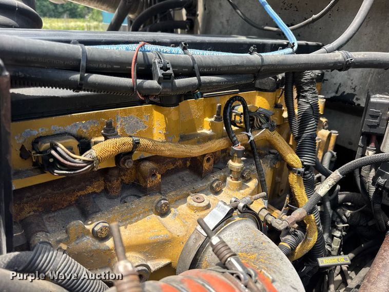 image for item EN4581 2005 Peterbilt 379 semi truck