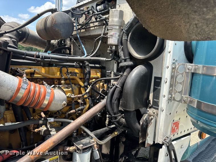 image for item EN4581 2005 Peterbilt 379 semi truck