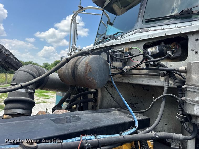 image for item EN4581 2005 Peterbilt 379 semi truck