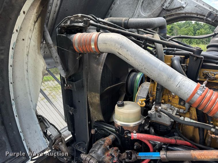 image for item EN4581 2005 Peterbilt 379 semi truck