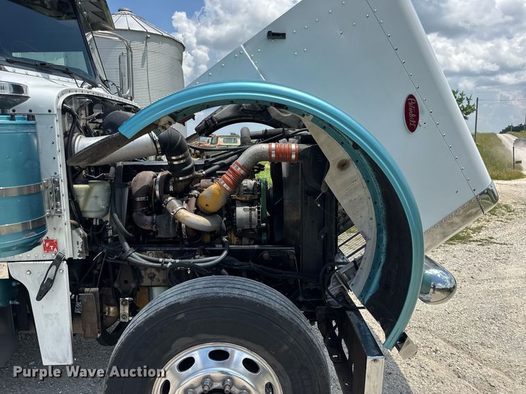 image for item EN4581 2005 Peterbilt 379 semi truck