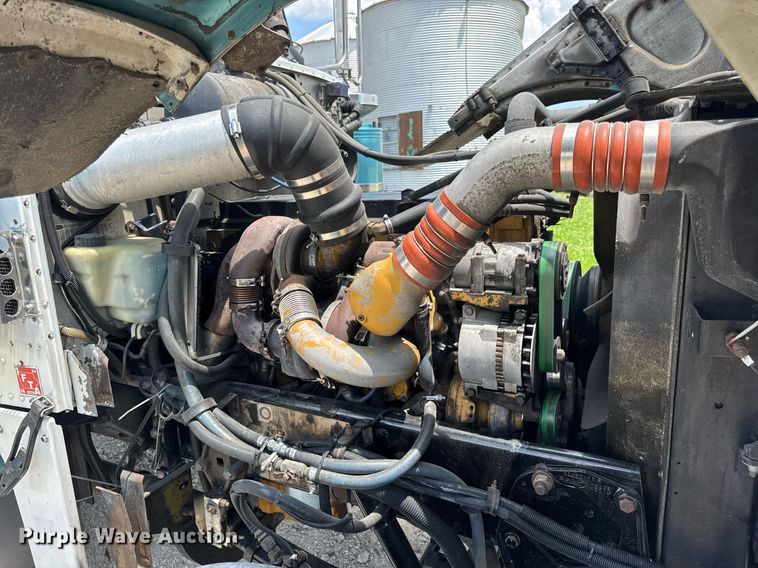 image for item EN4581 2005 Peterbilt 379 semi truck