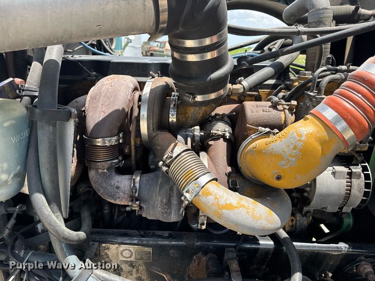 image for item EN4581 2005 Peterbilt 379 semi truck