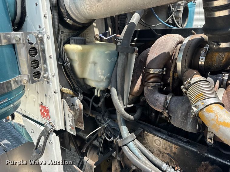 image for item EN4581 2005 Peterbilt 379 semi truck