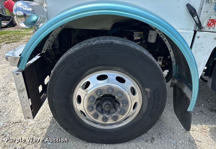 image for item EN4581 2005 Peterbilt 379 semi truck