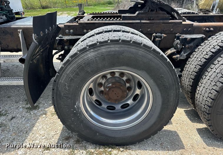 image for item EN4581 2005 Peterbilt 379 semi truck