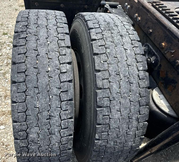 image for item EN4581 2005 Peterbilt 379 semi truck