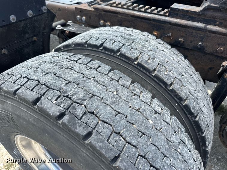 image for item EN4581 2005 Peterbilt 379 semi truck