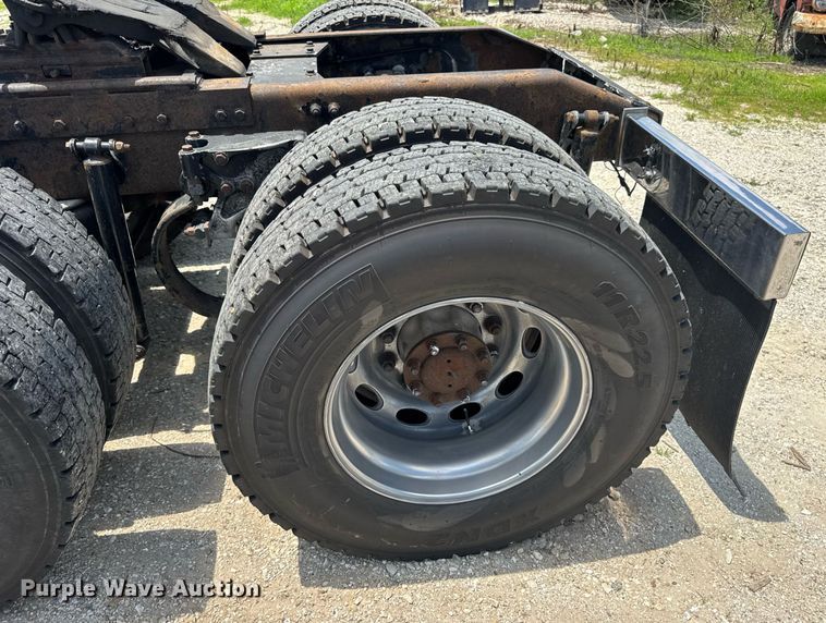 image for item EN4581 2005 Peterbilt 379 semi truck