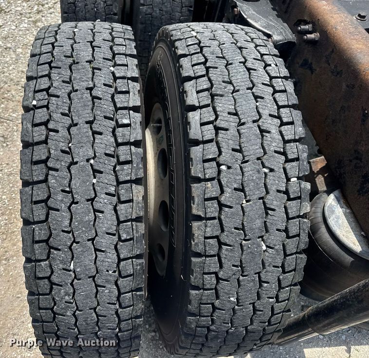 image for item EN4581 2005 Peterbilt 379 semi truck