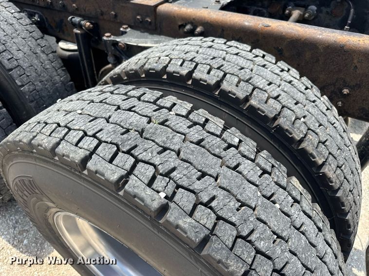 image for item EN4581 2005 Peterbilt 379 semi truck