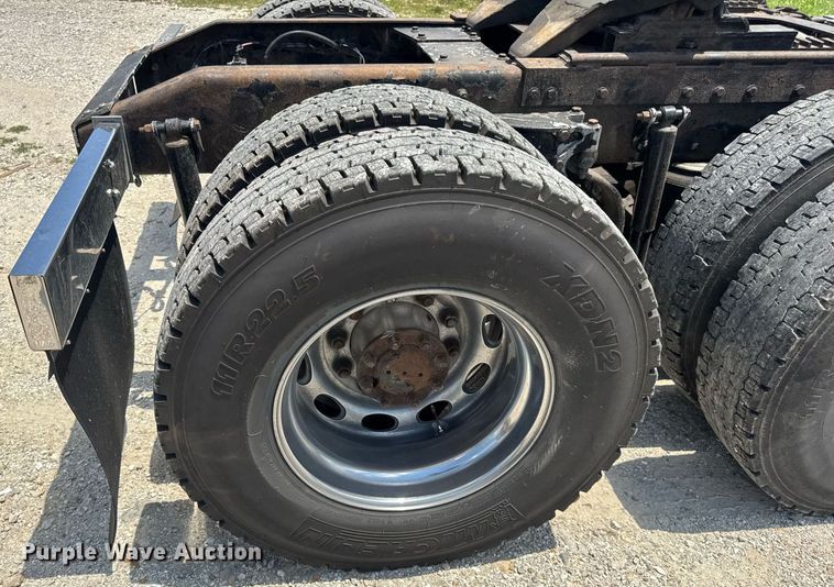 image for item EN4581 2005 Peterbilt 379 semi truck