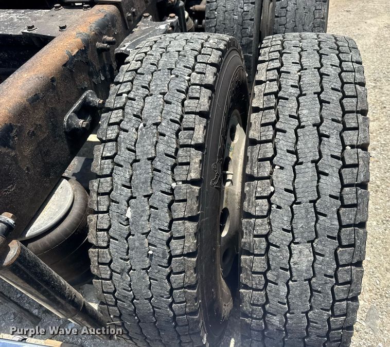 image for item EN4581 2005 Peterbilt 379 semi truck