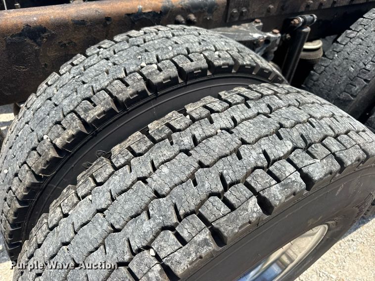 image for item EN4581 2005 Peterbilt 379 semi truck