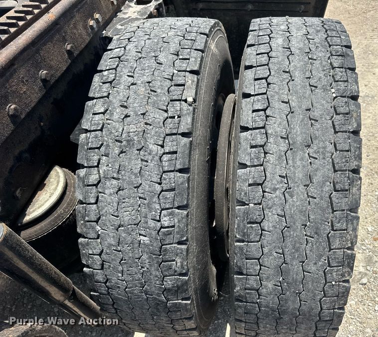 image for item EN4581 2005 Peterbilt 379 semi truck