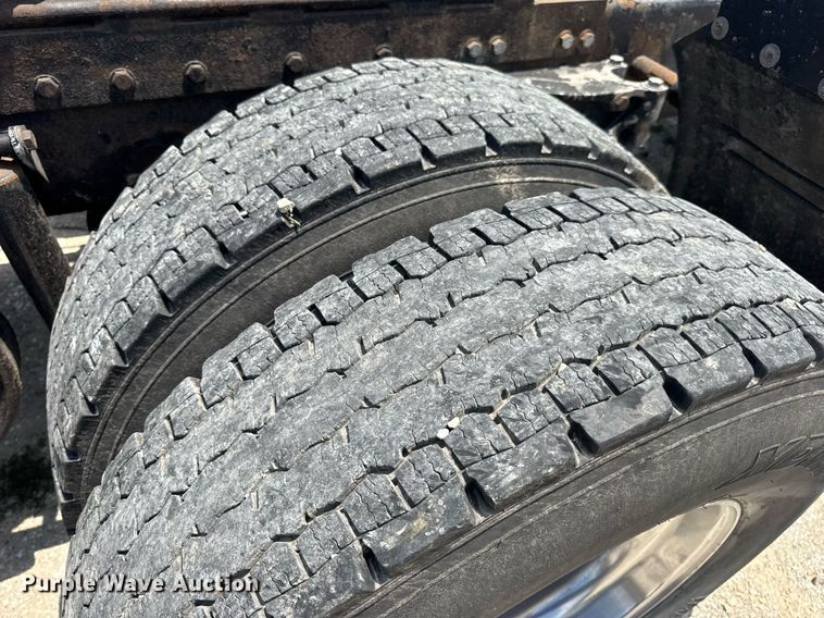 image for item EN4581 2005 Peterbilt 379 semi truck