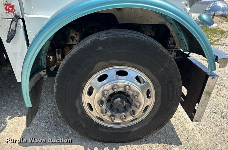 image for item EN4581 2005 Peterbilt 379 semi truck