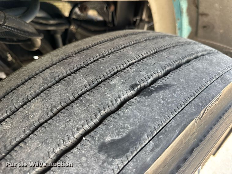 image for item EN4581 2005 Peterbilt 379 semi truck