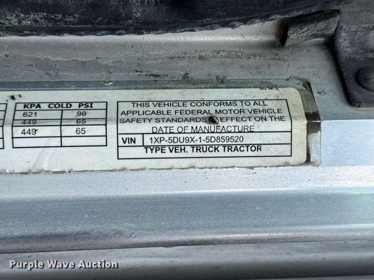 image for item EN4581 2005 Peterbilt 379 semi truck