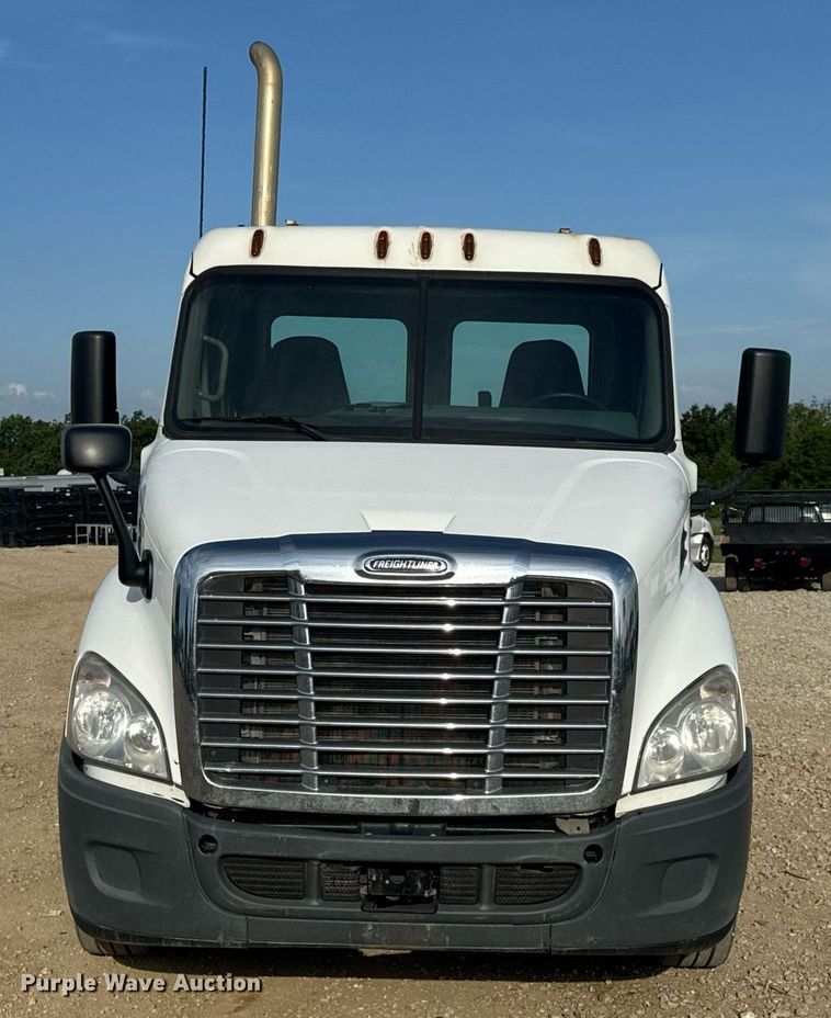 image for item EN4630 2015 Freightliner Cascadia 113 semi truck
