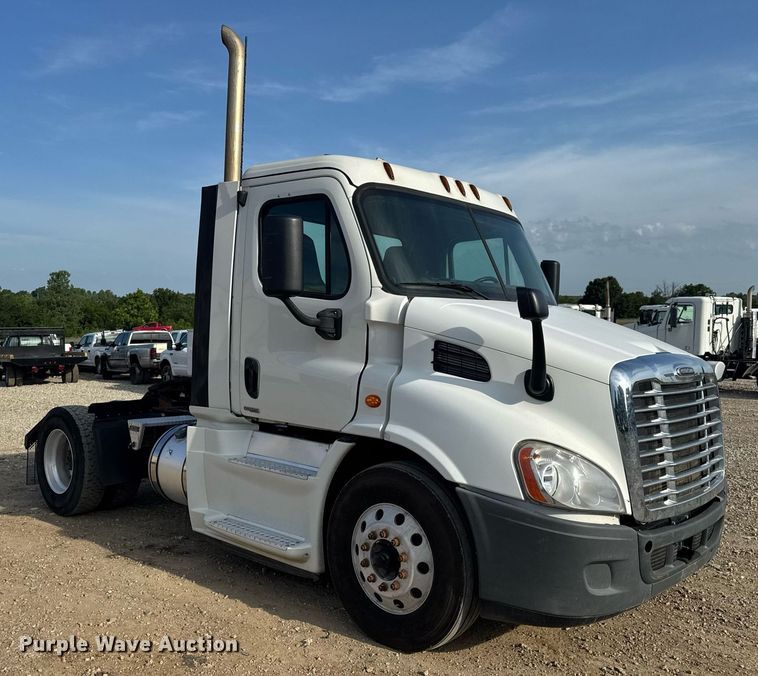 image for item EN4630 2015 Freightliner Cascadia 113 semi truck