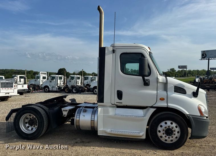 image for item EN4630 2015 Freightliner Cascadia 113 semi truck