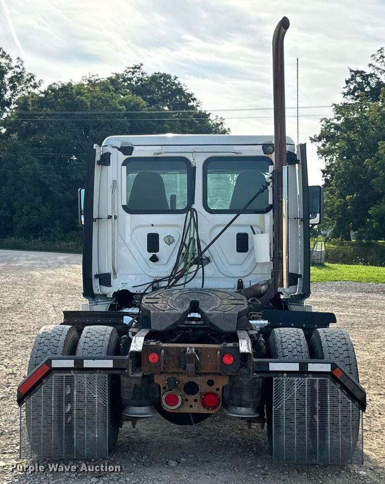 image for item EN4630 2015 Freightliner Cascadia 113 semi truck