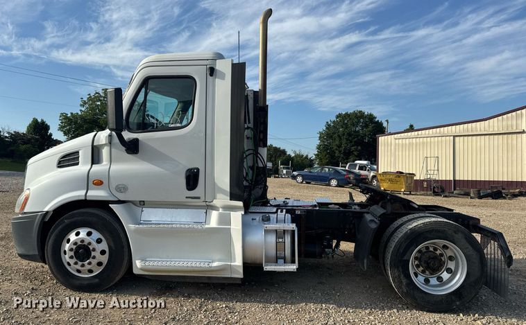 image for item EN4630 2015 Freightliner Cascadia 113 semi truck