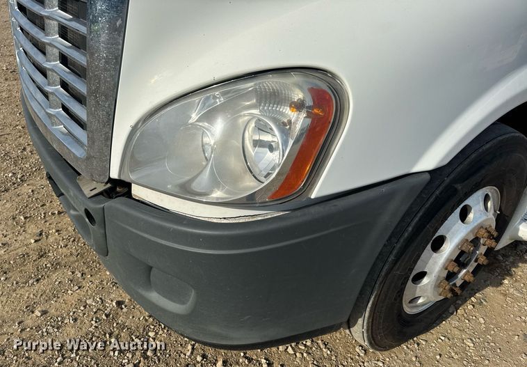 image for item EN4630 2015 Freightliner Cascadia 113 semi truck