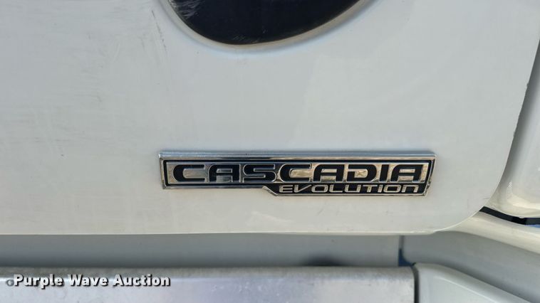 image for item EN4630 2015 Freightliner Cascadia 113 semi truck