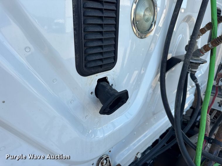 image for item EN4630 2015 Freightliner Cascadia 113 semi truck