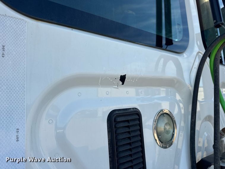 image for item EN4630 2015 Freightliner Cascadia 113 semi truck