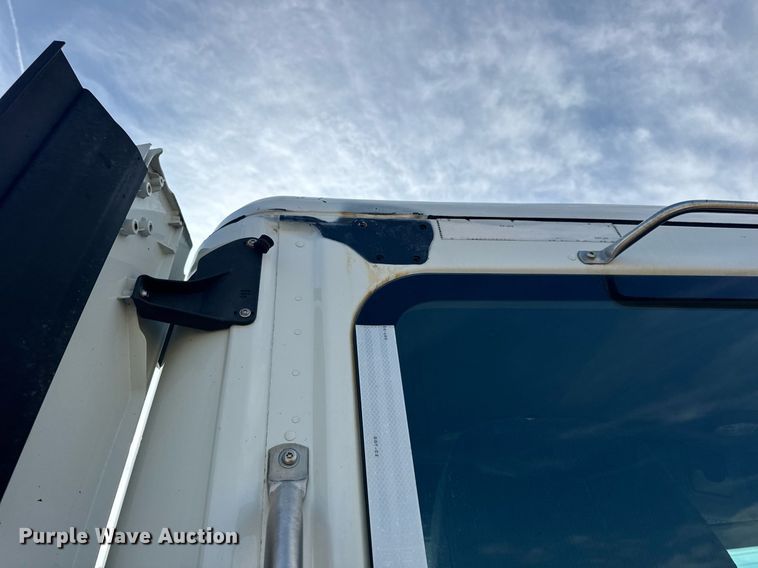 image for item EN4630 2015 Freightliner Cascadia 113 semi truck